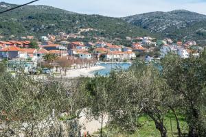 Blick auf eine Stadt mit Strand und Häusern in der Unterkunft House Franka in Vinišće