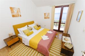 1 dormitorio con 1 cama grande y balcón en House Miroslav, en Podgora