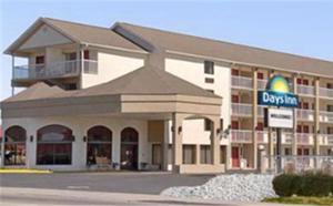 un gran edificio con un cartel delante en Days Inn by Wyndham Apple Valley Pigeon Forge/Sevierville en Pigeon Forge