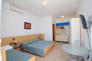 TV a/nebo společenská místnost v ubytování Apartments Jure