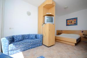 TV a/nebo společenská místnost v ubytování Apartments Jure