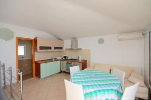 Kuchyň nebo kuchyňský kout v ubytování Apartments Jure