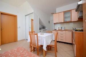 Kuchyň nebo kuchyňský kout v ubytování Apartments Jure