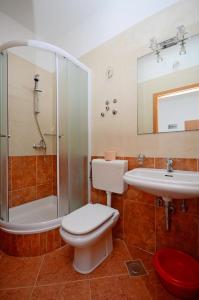 Koupelna v ubytování Apartments Jure