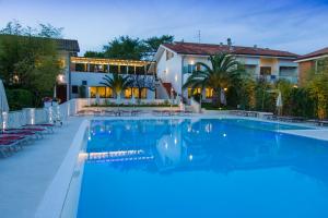 Bazén v ubytování Hotel Giardino Suites&Spa nebo v jeho okolí