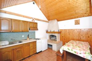Kuchyňa alebo kuchynka v ubytovaní House Krunoslav
