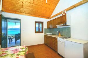 Kuchyňa alebo kuchynka v ubytovaní House Krunoslav