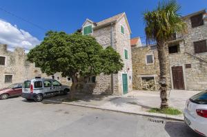 a car parked in a parking lot next to a building at House Gulliver in Kaštela