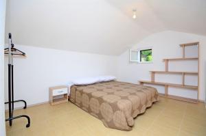 Un pat sau paturi într-o cameră la Apartments Edi