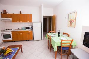 Kuchyň nebo kuchyňský kout v ubytování Apartments Adriana