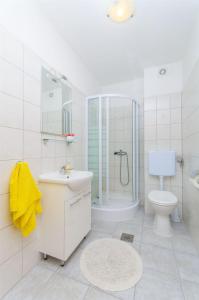 y baño blanco con ducha, lavabo y aseo. en Apartments Mijo en Kaštela