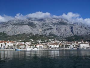 una montaña con un pueblo y barcos en el agua en Apartments Mise, en Makarska