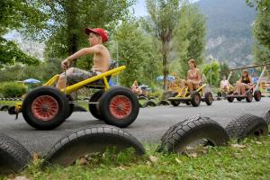 トレーポラッハにあるLandhaus Jenulの道路の玩具車に乗る人々