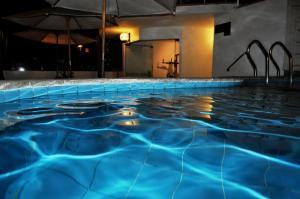 Bazén v ubytování Embajadores Hotel nebo v jeho okolí