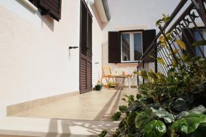 a courtyard of a house with a table and some plants at Apartment Anton in Slatine