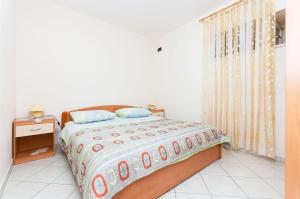 Un pat sau paturi într-o cameră la Apartments Branko