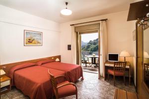 TV a/nebo společenská místnost v ubytování Hotel delle Palme