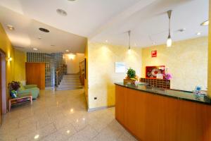 a lobby with a bar in the middle of a room at Hotel Florida in Arteixo