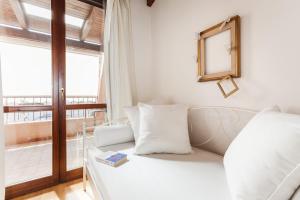 una camera da letto con un letto con specchio e una finestra di Villa Hermosa a Quartu SantʼElena