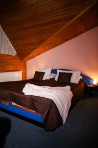 Llit o llits en una habitació de Hotel Silva