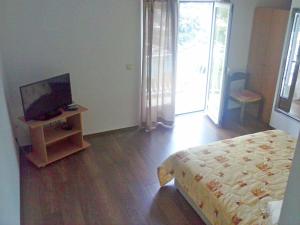 TV a/nebo společenská místnost v ubytování Apartments Mara
