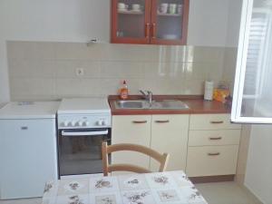 Kuchyň nebo kuchyňský kout v ubytování Apartments Mara