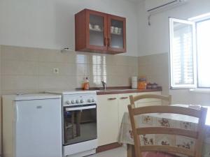 Kuchyň nebo kuchyňský kout v ubytování Apartments Mara