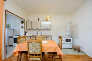 una cucina con tavolo e sedie in una stanza di Apartments Zvonimir a Senj