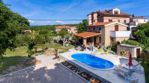 uma vista aérea de uma casa com piscina em House Poljica with a pool em Poljica