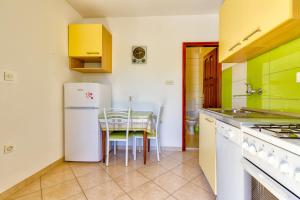 Kuchyňa alebo kuchynka v ubytovaní Apartments Arsen