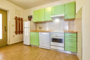 Kuchyňa alebo kuchynka v ubytovaní Apartments Arsen