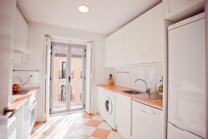 cocina blanca con fregadero y lavavajillas en Apartment in the Centre, en Madrid