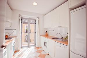 een witte keuken met een wastafel en een vaatwasser bij Apartment in the Centre in Madrid