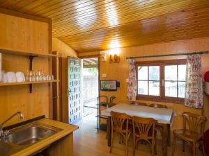 a kitchen and dining room with a table and chairs at Camping El Jabalí Blanco in Fiscal