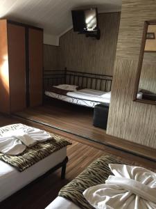 Un pat sau paturi într-o cameră la Pensiunea Doria