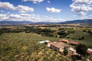 una vista aérea de una casa en un campo en Agriturismo La Rosa Montefalco, en Montefalco