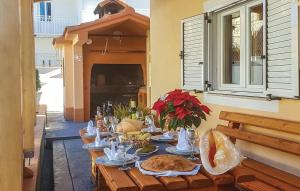 einen Tisch mit Speisen und Getränken darüber in der Unterkunft Apartment Darija with private pool in Kaštela