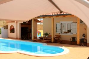 Bazén v ubytovaní Apartment Darija with private pool alebo v jeho blízkosti