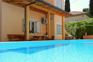 Bazén v ubytovaní Apartment Darija with private pool alebo v jeho blízkosti