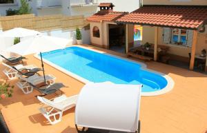 Bazén v ubytovaní Apartment Darija with private pool alebo v jeho blízkosti