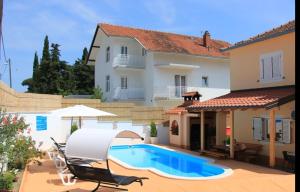 Bazén v ubytovaní Apartment Darija with private pool alebo v jeho blízkosti