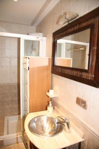 La salle de bains est pourvue d'un lavabo, d'un miroir et d'une baignoire. dans l'établissement AnaKlara en Azkoitia, à Azcoitia