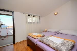 En eller flere senger på et rom på Apartments Dragica