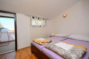 Postel nebo postele na pokoji v ubytování Apartments Dragica