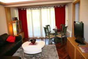 A television and/or entertainment centre at AnaKlara en Azkoitia