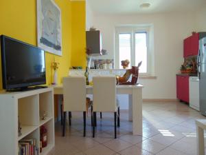 TV a/nebo společenská místnost v ubytování Apartment Rajka