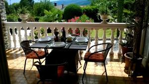 a table and chairs on a balcony with a table and chairs at Apartment Milano in Matulji