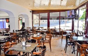 En restaurant eller et spisested på Hostal La Rotonda