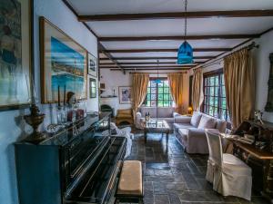 Sarakinádhon的住宿－Mansion Domenica，客厅配有沙发和桌子