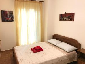 een slaapkamer met een bed met een rood kussen erop bij Art House In Athens in Athene